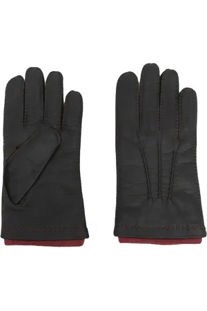 Luxury Westminster leather gloves for men and women, offering style, warmth, and durability. Perfect for cold weather and sophisticated everyday wear.